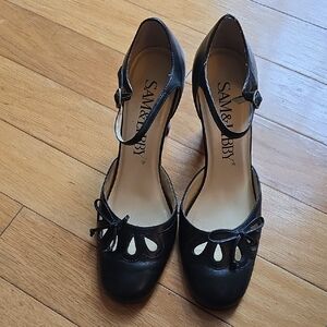 Sam & Libby Black Heels with Cutout Design and Bow Detail. Size 7.5M.